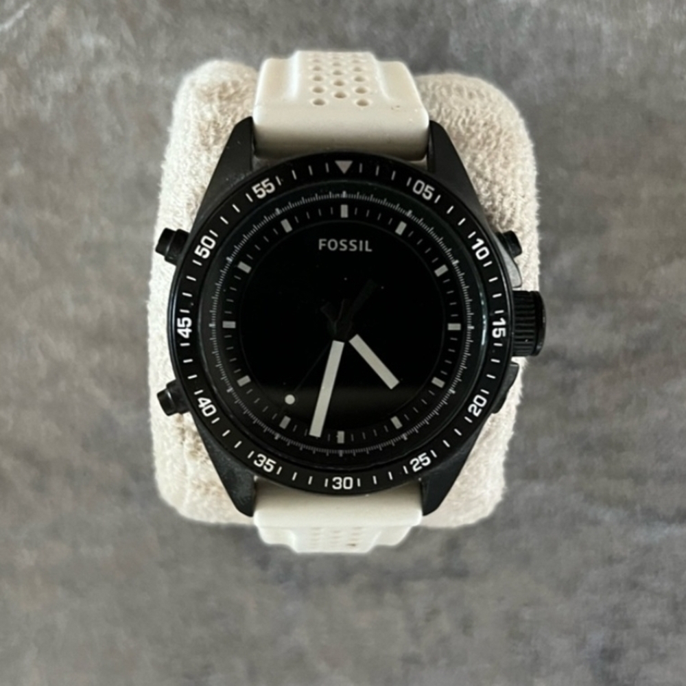 Men's Fossil watch gently worn. Three brand new batteries with receipt.